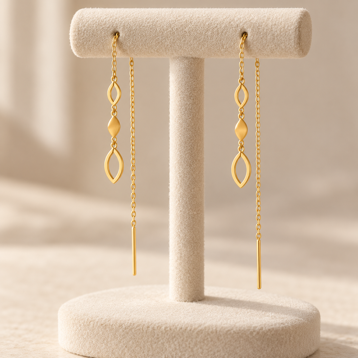 Boucle d’oreille traversante en Or  à trois motifs ovales et chaînette