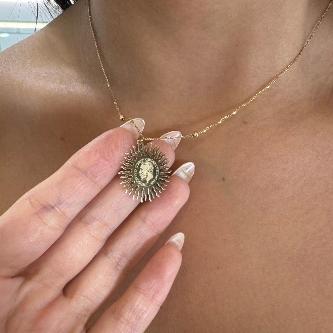 Collier avec pendentif soleil gravé Napoléon en Or 18K