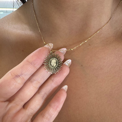 Collier avec pendentif soleil gravé Napoléon en Or 18K