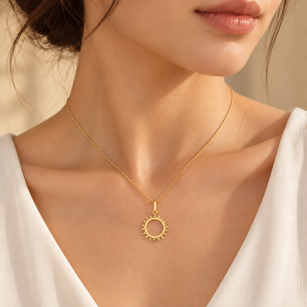 Pendentif doré soleil rayonnant