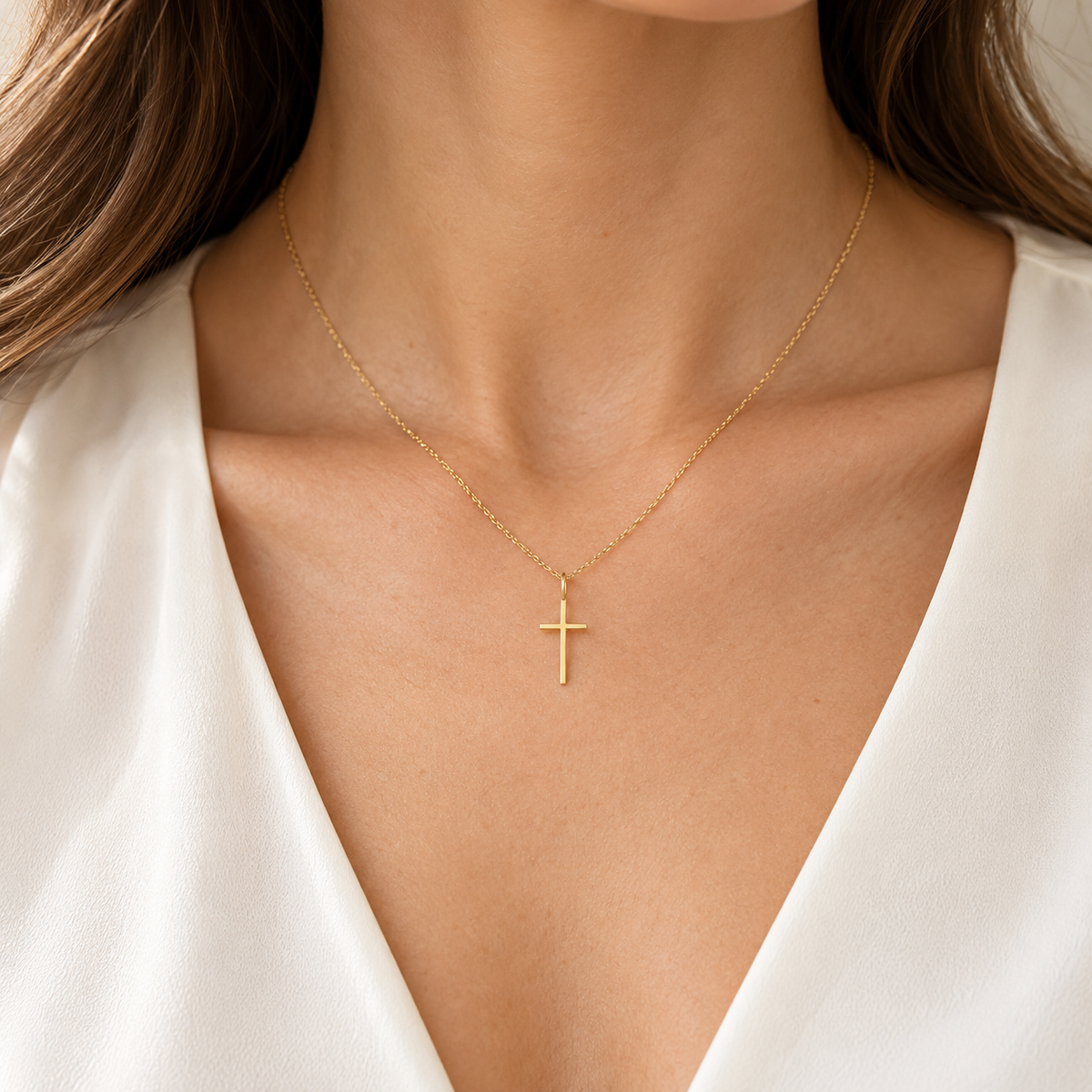 Pendentif croix fine — Croix latine en Or aux branches élancées.