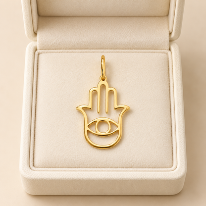 Pendentif main de Fatma — Main Hamsa en Or  ajourée avec œil central.