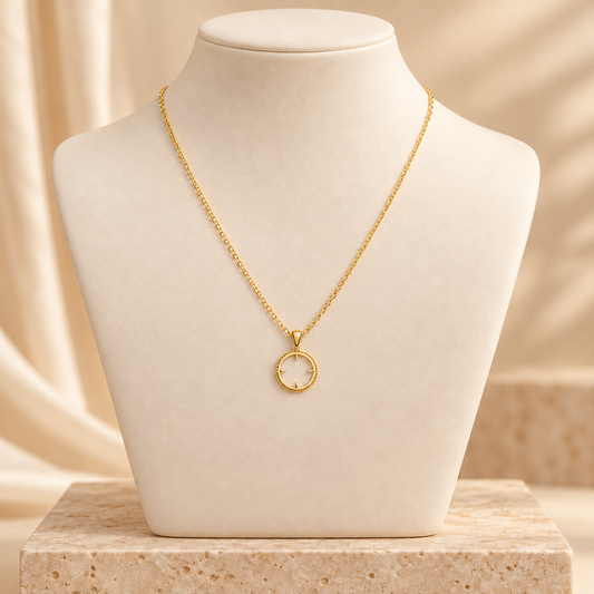 Collier en Or à pendentif rond ajouré pour pièce de napoléon