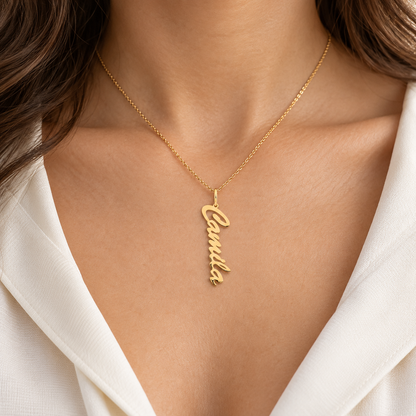 Pendentif prénom Michelle vertical — Inscription cursive « Michelle » disposée en hauteur.