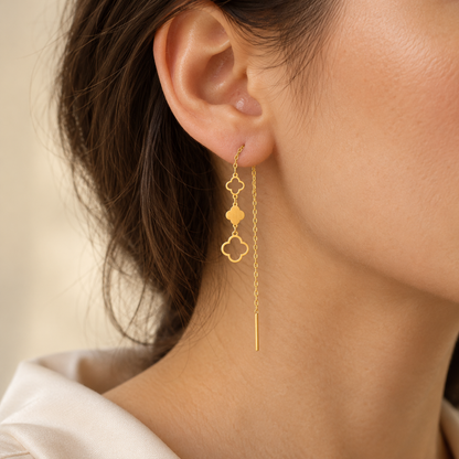 Boucle d’oreille traversante dorée à trois trèfles et chaînette