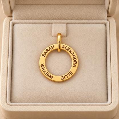 Pendentif anneau prénoms personnalisés -  Cercle en Or  portant plusieurs prénoms en lettres capitales.
