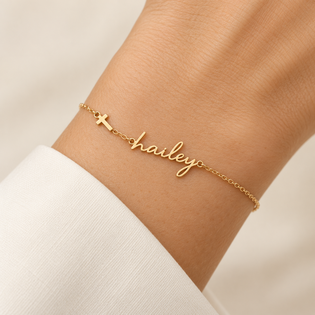 Bracelet prénom personnalisé — Chaîne fine avec prénom en écriture cursive.