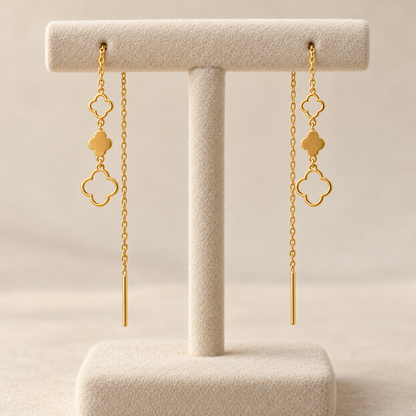 Boucle d’oreille traversante dorée à trois trèfles et chaînette