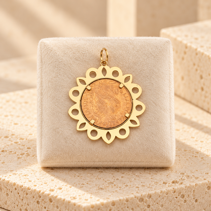 Pendentif porte-pièce doré à entourage pétales ajourés
