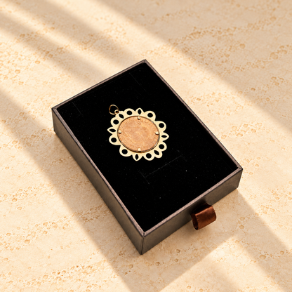 Pendentif porte-pièce doré à entourage pétales ajourés