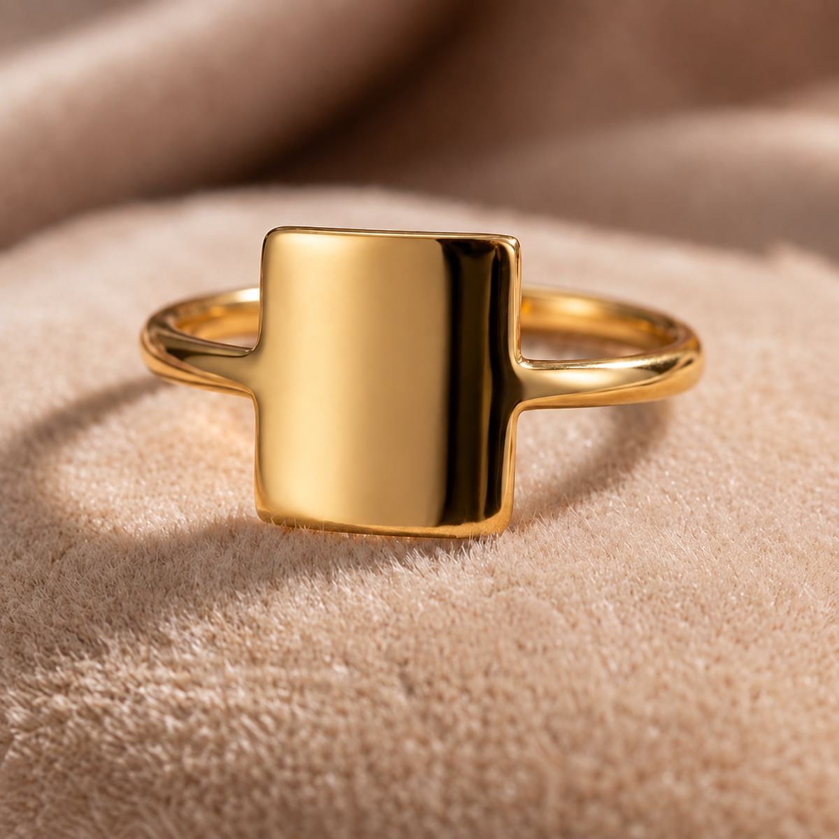 Bague raffinée surface minimaliste gravée personnalisée