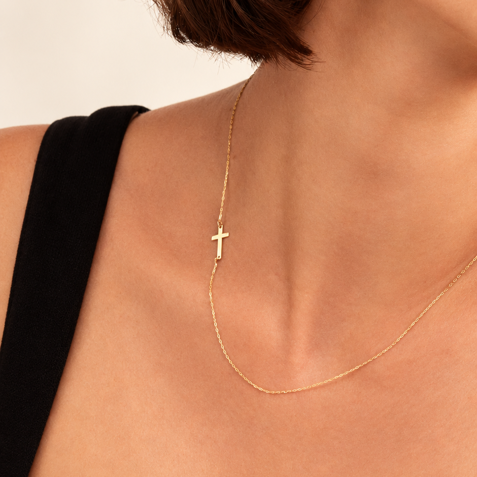 Collier à petit croix latérale Or 18K - Chaîne fine avec motif discret sur le côté.