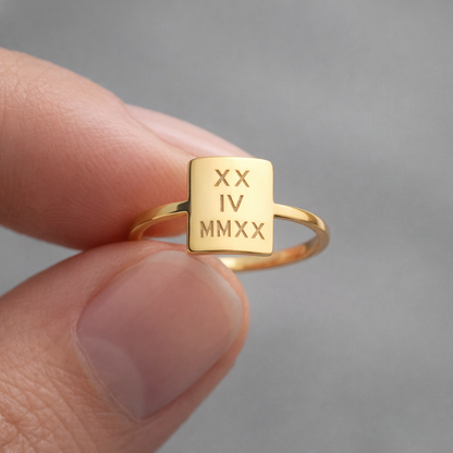 Bague raffinée surface minimaliste gravée personnalisée