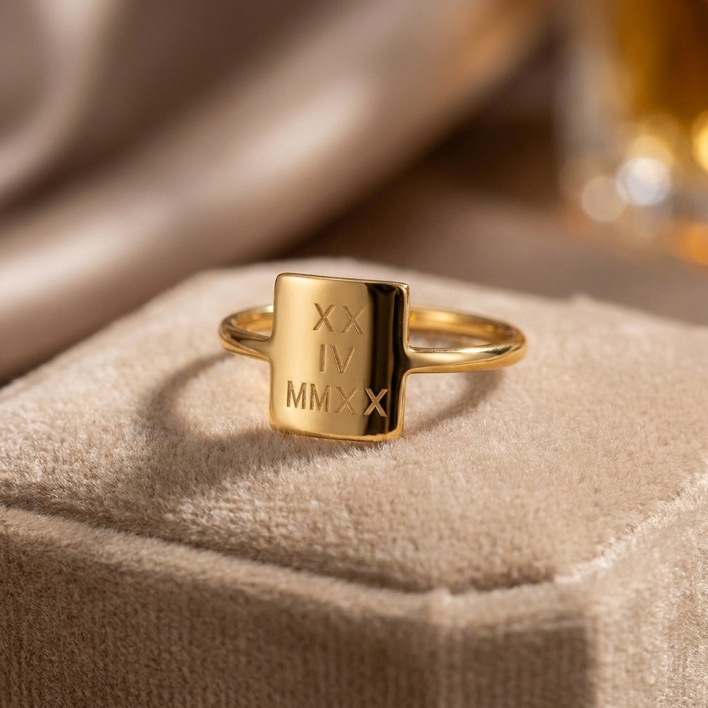 Bague raffinée surface minimaliste gravée personnalisée