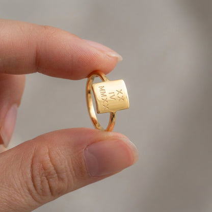 Bague raffinée surface minimaliste gravée personnalisée