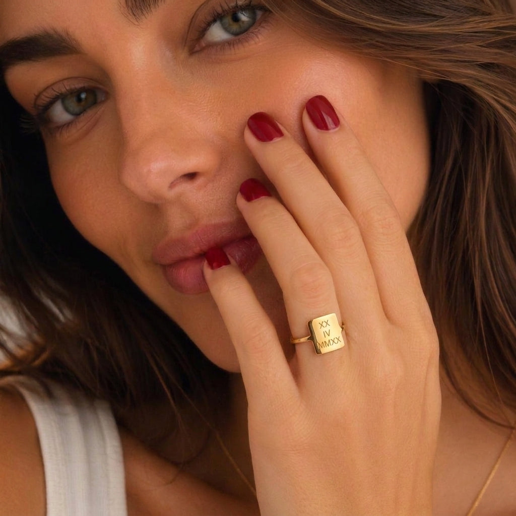 Bague raffinée surface minimaliste gravée personnalisée