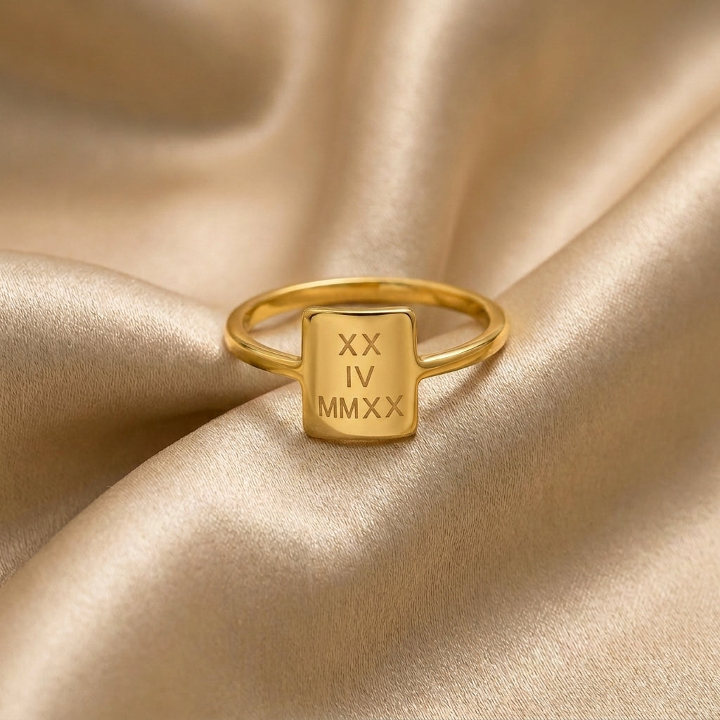 Bague raffinée surface minimaliste gravée personnalisée