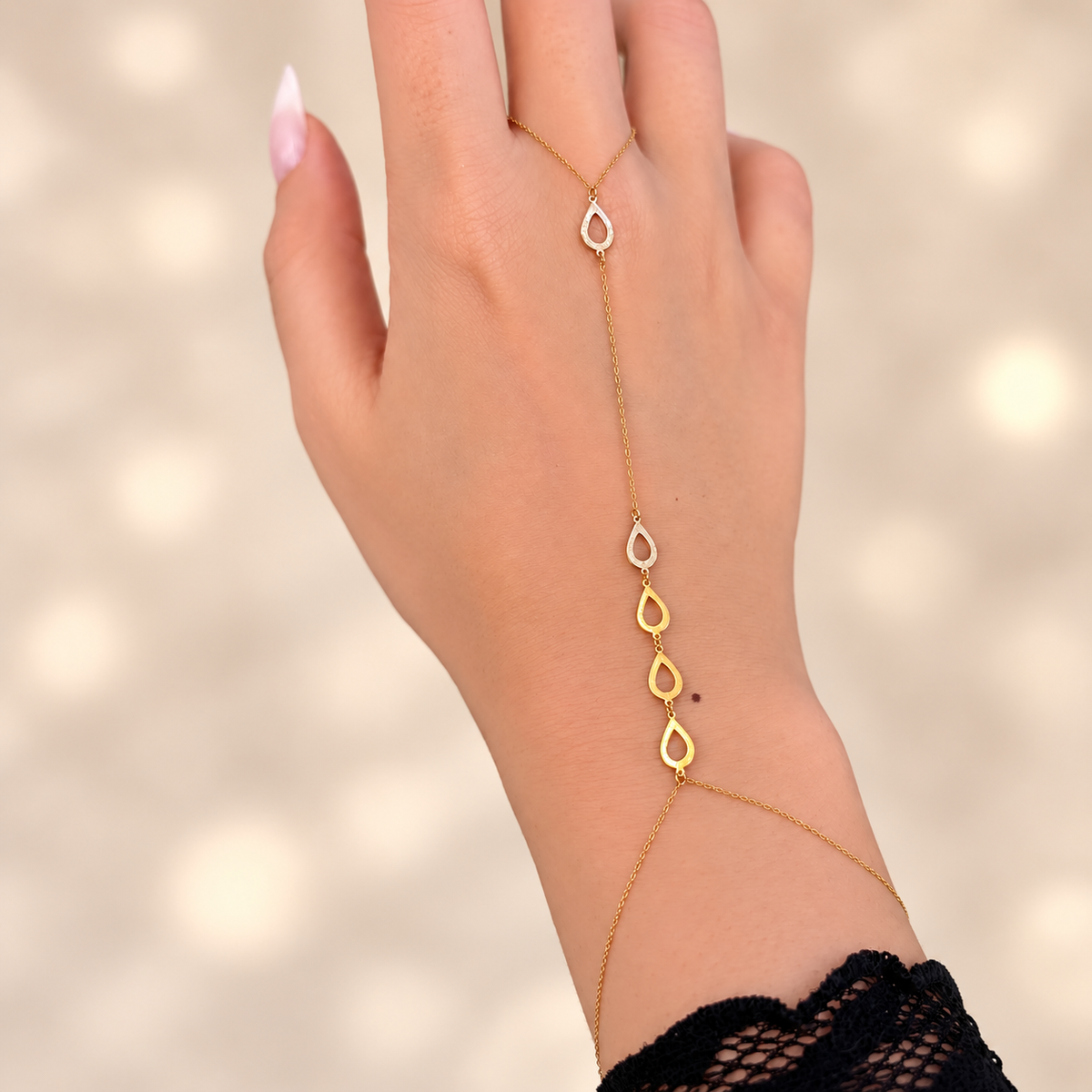 Bijou de main chaîne reliant bague et bracelet à motifs goutte