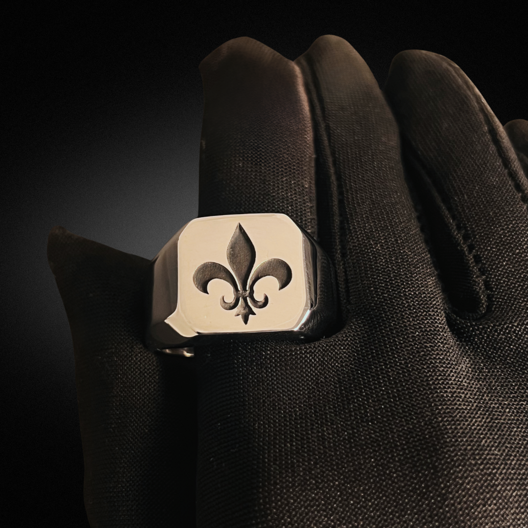 Chevalière carélo Fleur de lys gravée