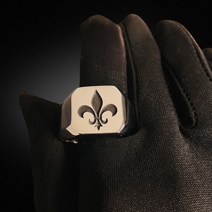 Chevalière carélo Fleur de lys gravée