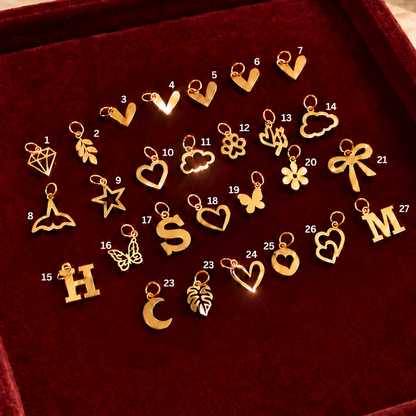 Assortiment de charms et pendentifs dorés