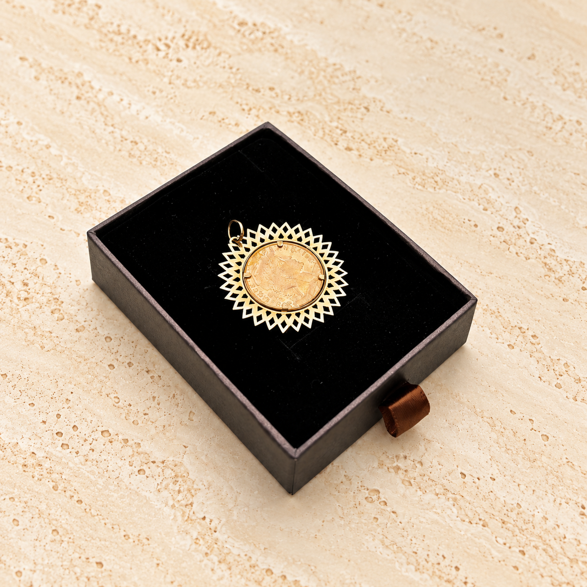Pendentif porte-pièce doré à entourage géométrique ajouré