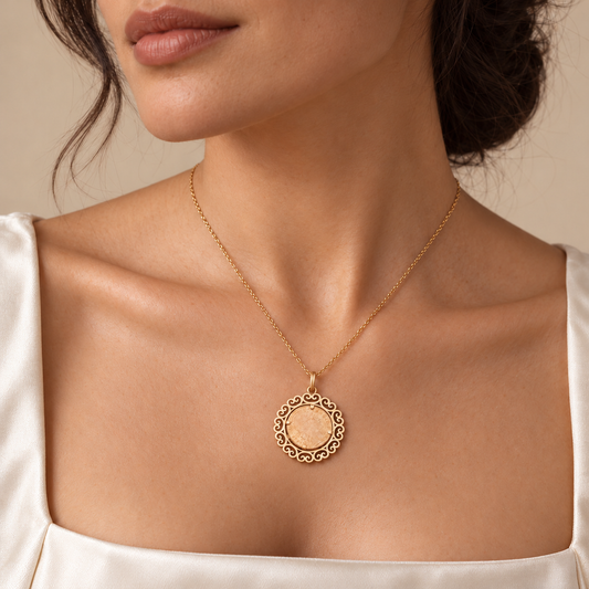 Pendentif porte-pièce bicolore à bordure de volutes