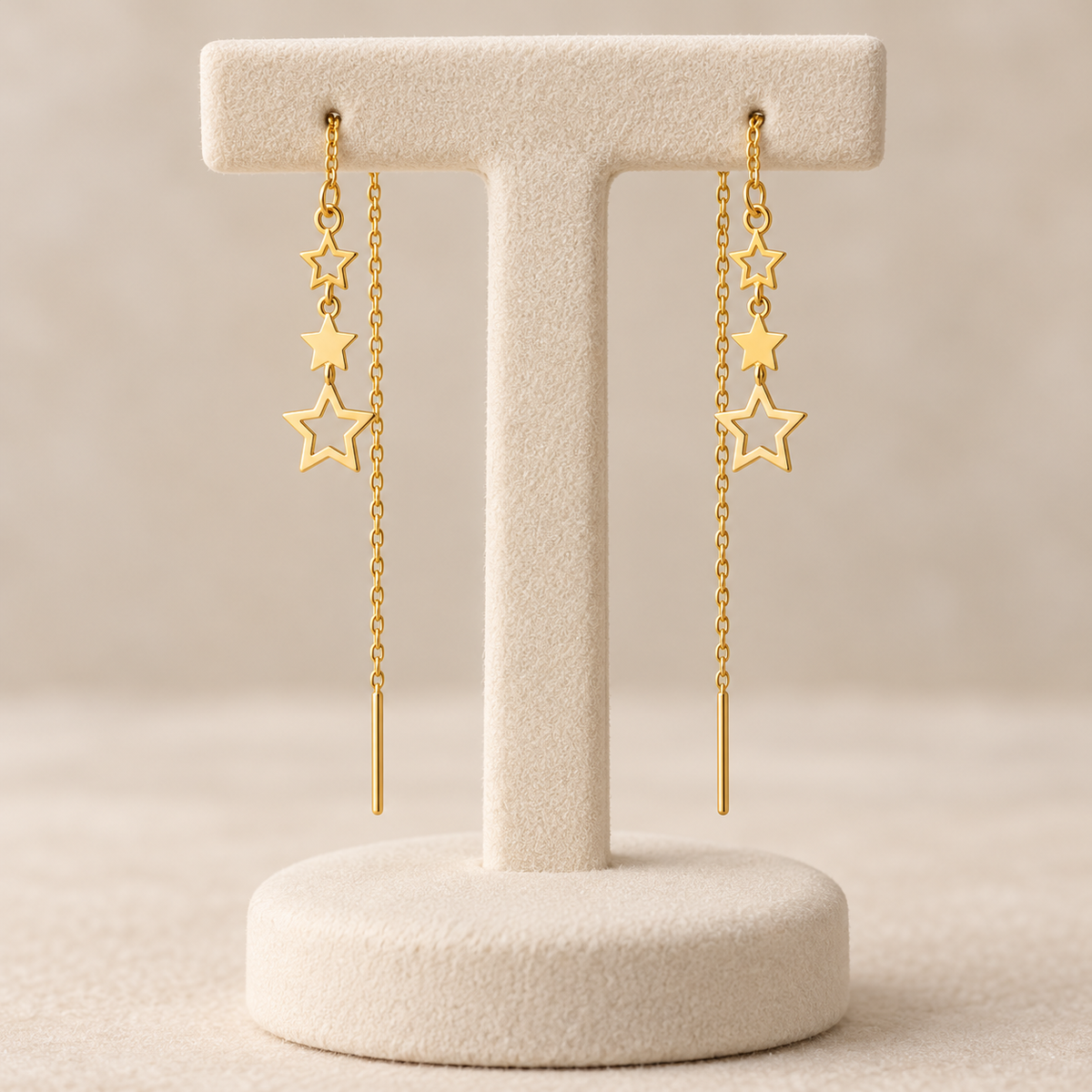 Boucle d’oreille traversante en Or  à trois étoiles et chaînette