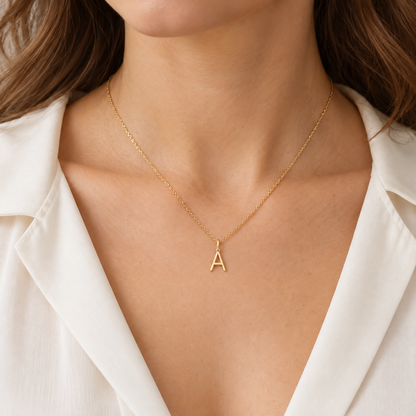 Pendentifs initiales A, B et C — Lettres majuscules en Or aux lignes simples.