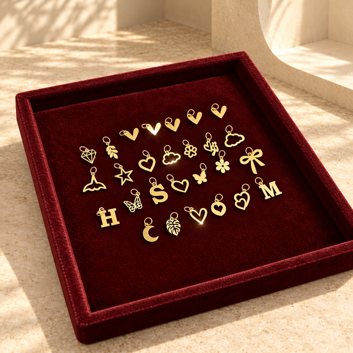 Assortiment de charms et pendentifs dorés