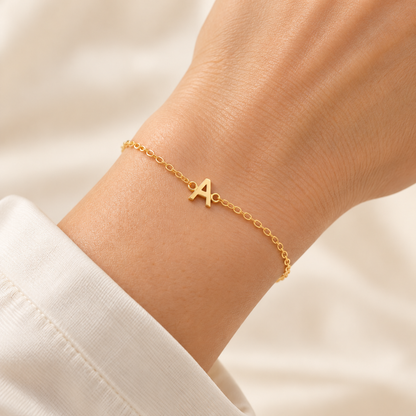 Bracelet initiale A — Chaîne fine avec lettre A centrale.