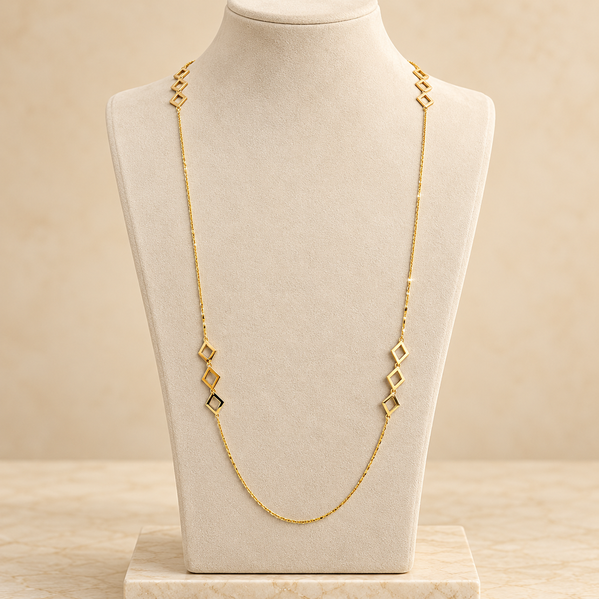 Collier long en Or à motifs géométriques en losanges ajourés