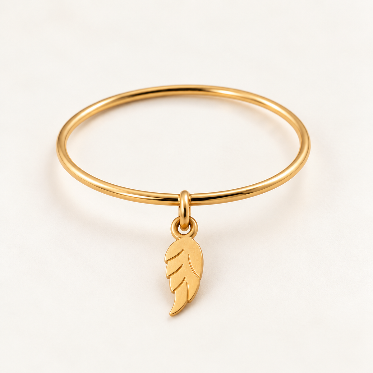 Bague breloque aile en or jaune 18K, anneau fin 1 mm, packshot Charmays