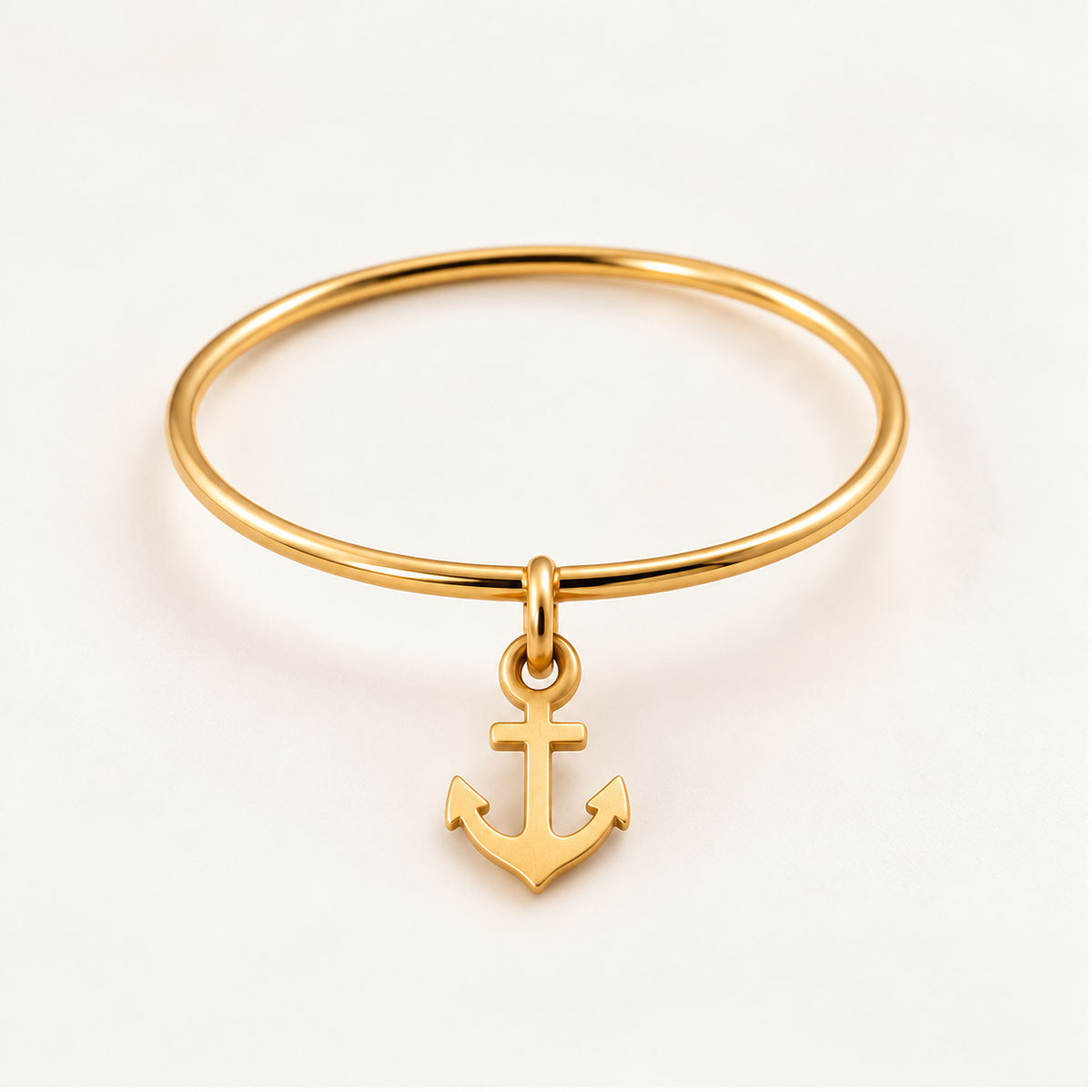 Bague breloque ancre en or jaune 18K, anneau fin 1 mm, packshot Charmays