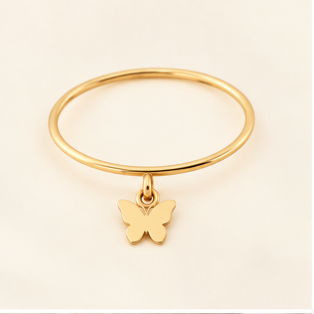 Bague breloque papillon en or jaune 18K, anneau fin 1 mm, packshot Charmays