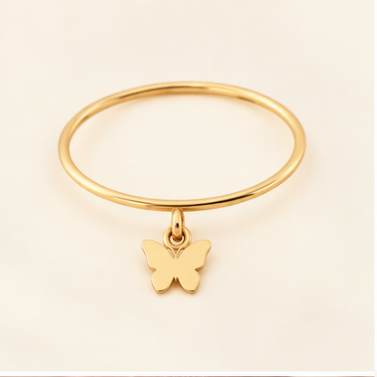 Bague breloque papillon en or jaune 18K, anneau fin 1 mm, packshot Charmays