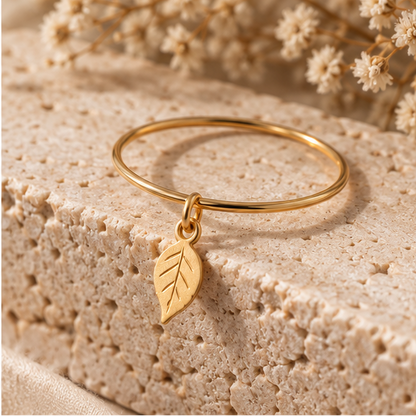 Bague breloque feuille en or jaune 18K, photo lifestyle Charmays