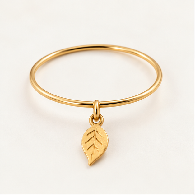 Bague breloque feuille en or jaune 18K, anneau fin 1 mm, packshot Charmays