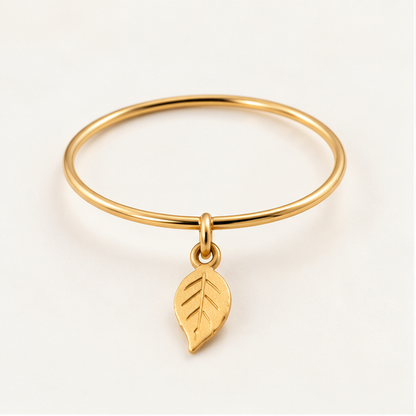Bague breloque feuille en or jaune 18K, anneau fin 1 mm, packshot Charmays