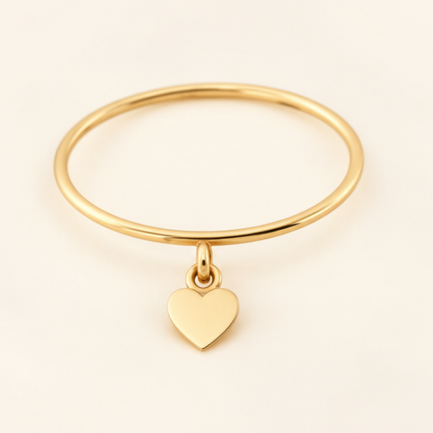 Bague breloque cœur en or jaune 18K, anneau fin 1 mm, packshot Charmays