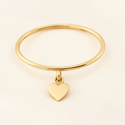 Bague breloque cœur en or jaune 18K, anneau fin 1 mm, packshot Charmays
