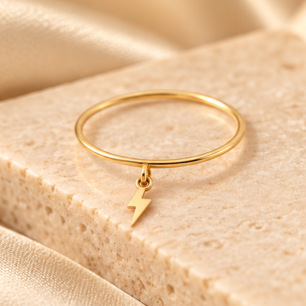 Bague breloque éclair en or jaune 18K, photo lifestyle Charmays