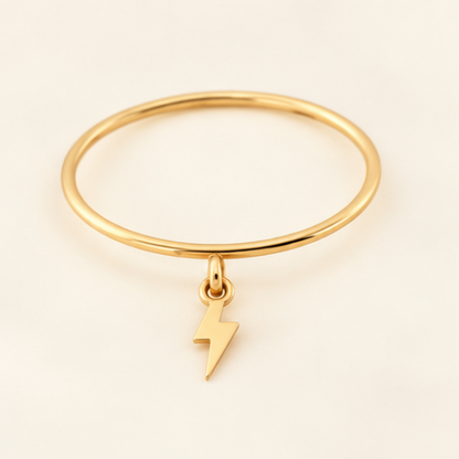 Bague breloque éclair en or jaune 18K, anneau fin 1 mm, packshot Charmays