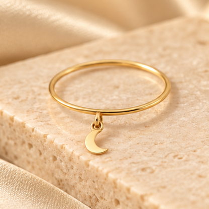 Bague breloque lune en or jaune 18K, photo lifestyle Charmays