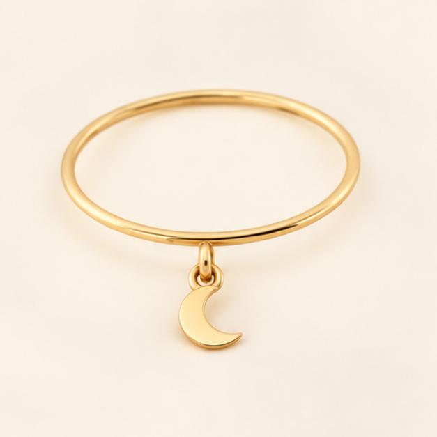 Bague breloque lune en or jaune 18K, anneau fin 1 mm, packshot Charmays