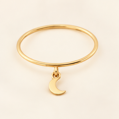 Bague breloque lune en or jaune 18K, anneau fin 1 mm, packshot Charmays