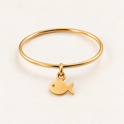 Bague breloque poisson en or jaune 18K, anneau fin 1 mm, packshot Charmays