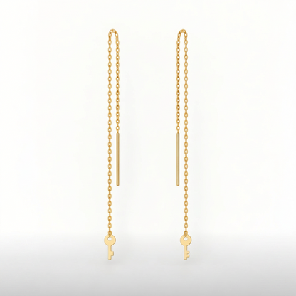 Boucles d’oreilles traversantes clé en or jaune 18K, packshot Charmays