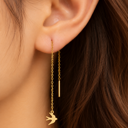Boucles d’oreilles traversantes hirondelle en or jaune 18K portées, Charmays