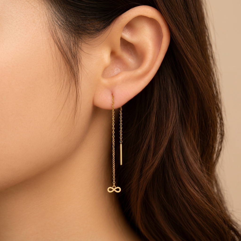 Boucles d’oreilles traversantes infini en or jaune 18K portées, Charmays